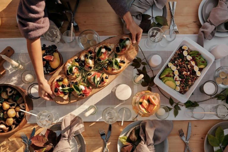 Festive balanced holiday meal with fresh vegetables, whole grains, and colorful toppings, illustrating PCOS-friendly eating during the holidays.