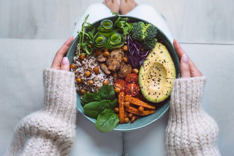 Colorful insulin resistance meal with quinoa, chickpeas, avocado, and vegetables – balanced PCOS-friendly recipe for blood sugar support.