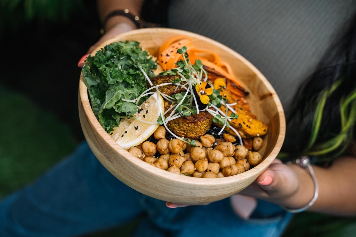 Vegan power bowl for PCOS with chickpeas, quinoa, and vegetables in a balanced plant-based meal